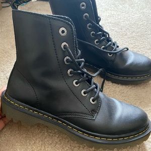 DR. MARTENS 1460 SMOOTH LEATHER LACE UP!